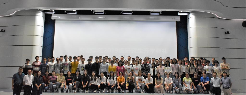 2019级新葡萄88805官网研究生拍下的第一张全家福
